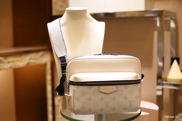 Vuitton Messenger Louis 0513